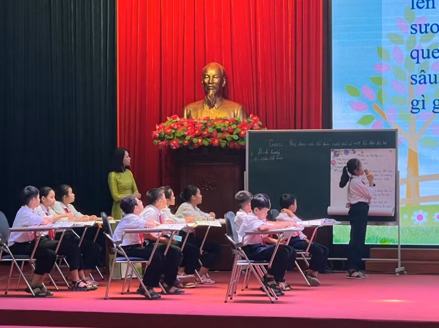 Cô giáo Phạm Thị Minh cùng học sinh lớp 6 Trường THCS Hồng Phong cùng lên lớp tiết Ngữ văn lớp 6.