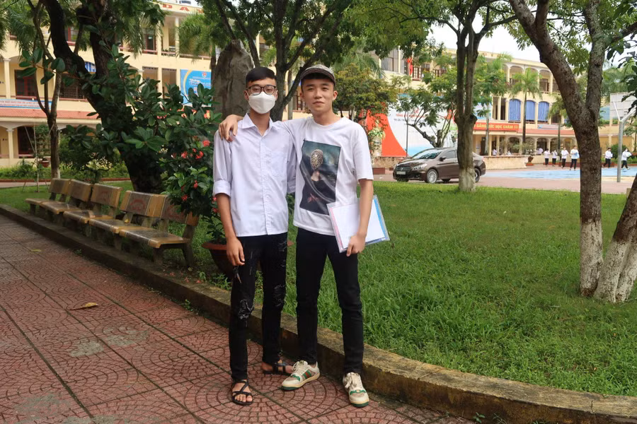 Đôi bạn thân chụp hình cùng nhau trước buổi thi Ngoại ngữ