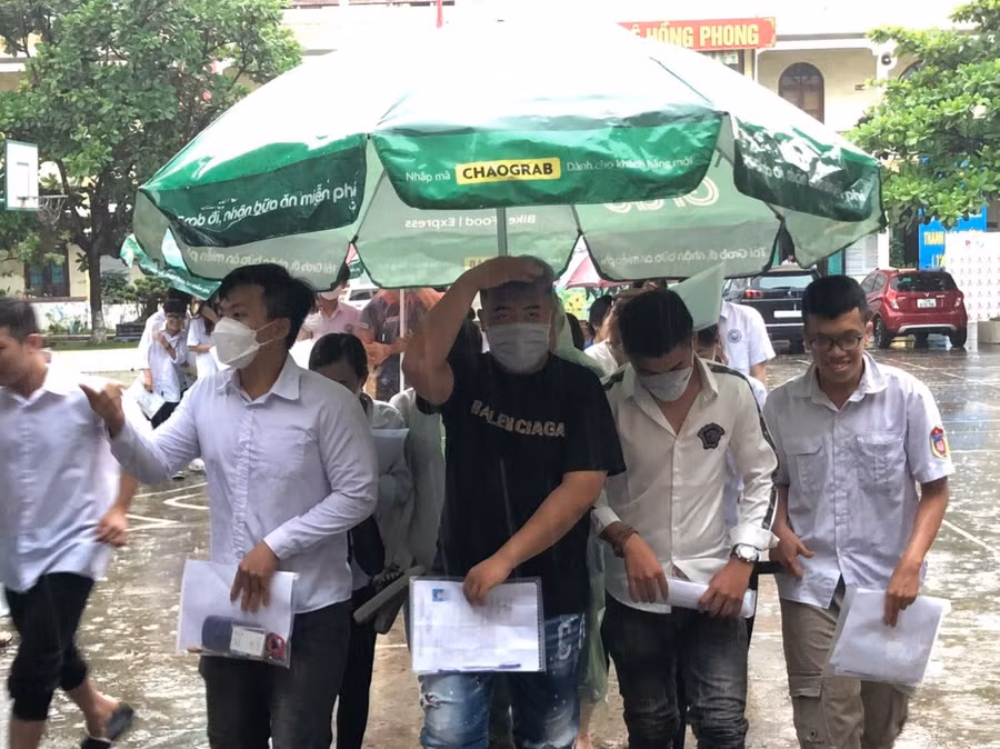Thí sinh tại Điểm thi THPT Lê Hồng Phong đội mưa vào phòng thi Thí sinh tại Điểm thi THPT Lê Hồng Phong đội mưa vào phòng thi
