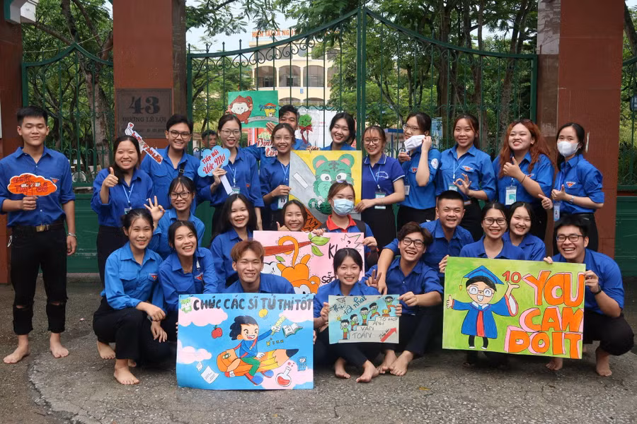 Thanh niên tình nguyện sẵn sàng tiếp sức cho thi sinh.
