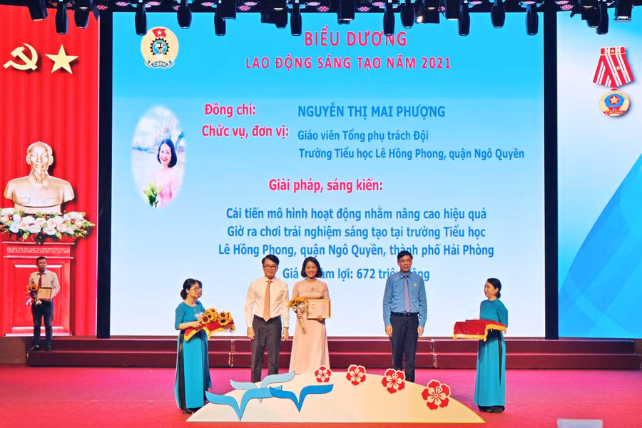 Cô Phượng không ngừng nghiên cứu, sáng tạo, đổi mới có hiệu quả công tác giảng dạy và các hoạt động đội của trường.