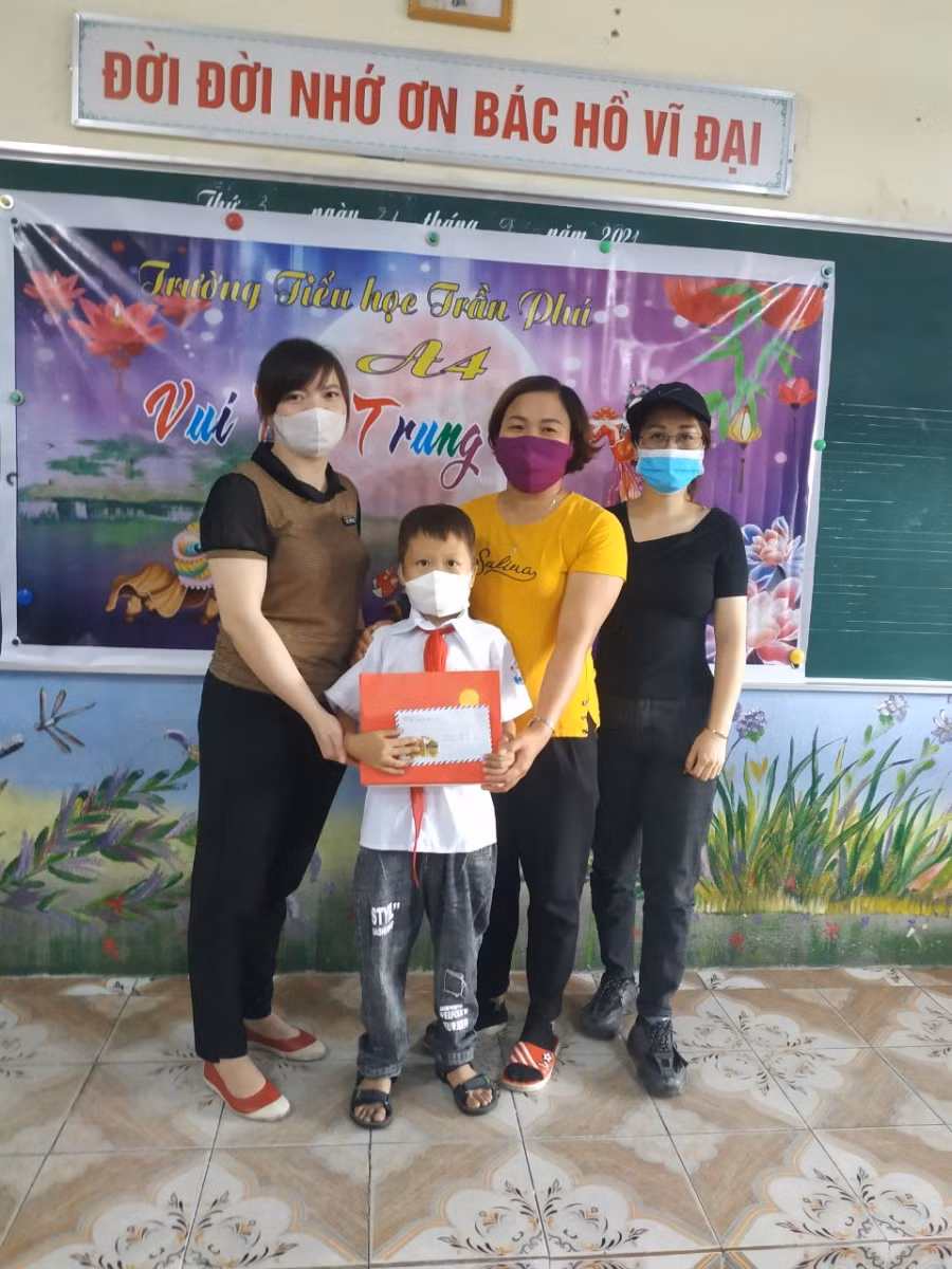Sự quan tâm, sẻ chia của thầy cô Trường Tiểu học Trần Phú, TP Uông Bí, tỉnh Quảng Ninh tới học sinh trong dịp Trung thu