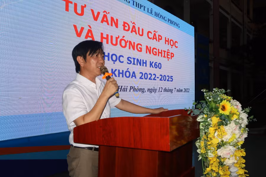 Thầy Đinh Hồng Tiệp - Hiệu trưởng Trường THPT Lê Hồng Phong. Thầy Đinh Hồng Tiệp - Hiệu trưởng Trường THPT Lê Hồng Phong.