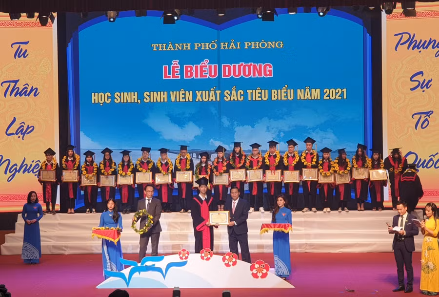 157 học sinh, sinh viên xuất sắc năm 2021 được UBND TP Hải Phòng vinh danh vào chiều 11/1/2022