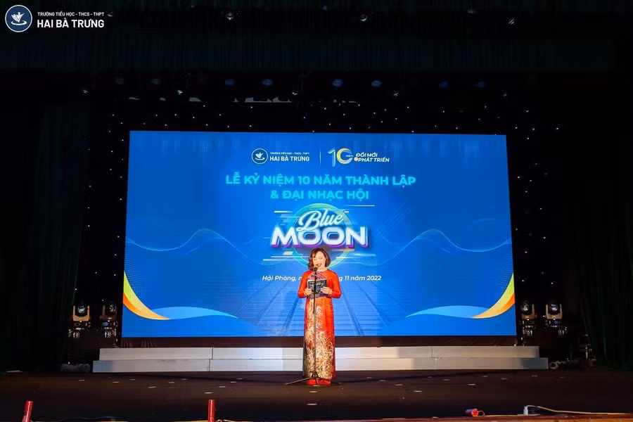 Bà Hoàng Thị Bình – Chủ tịch hội đồng trường phát biểu tại Lễ Kỷ niệm & Đại nhạc hội Blue Moon. Bà Hoàng Thị Bình – Chủ tịch hội đồng trường phát biểu tại Lễ Kỷ niệm & Đại nhạc hội Blue Moon.