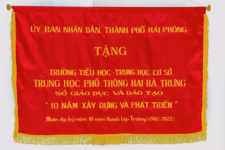 Nhà trường vinh dự được nhận Bức trướng của Ủy ban nhân dân Thành phố vì những đóng góp to lớn cho ngành giáo dục. Nhà trường vinh dự được nhận Bức trướng của Ủy ban nhân dân Thành phố vì những đóng góp to lớn cho ngành giáo dục.