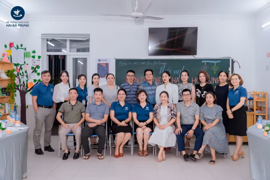 Các buổi gặp gỡ giữa hội cha mẹ học sinh và Nhà trường để cùng phối hợp trong quá trình định hướng, giáo dục cho học sinh. Các buổi gặp gỡ giữa hội cha mẹ học sinh và Nhà trường để cùng phối hợp trong quá trình định hướng, giáo dục cho học sinh.