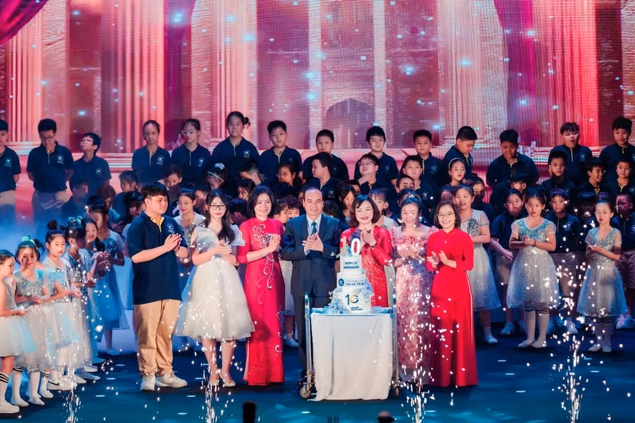 Ông Đỗ Văn Lợi, Phó Giám Đốc Sở Giáo dục và Đào tạo Hải Phòng, bà Hoàng Thị Bình - Chủ tịch Hội đồng trường cắt bánh kem chúc mừng Trường Hai Bà Trưng tròn 10 tuổi. Ông Đỗ Văn Lợi, Phó Giám Đốc Sở Giáo dục và Đào tạo Hải Phòng, bà Hoàng Thị Bình - Chủ tịch Hội đồng trường cắt bánh kem chúc mừng Trường Hai Bà Trưng tròn 10 tuổi.