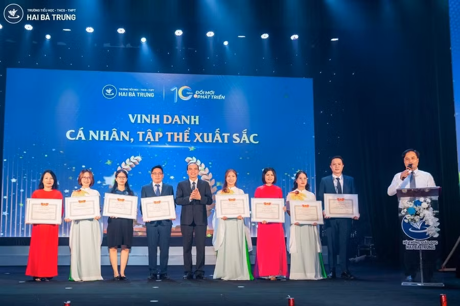 Các cá nhân tập thể nhận giấy khen của Giám đốc Sở GD&ĐT. Các cá nhân tập thể nhận giấy khen của Giám đốc Sở GD&ĐT.