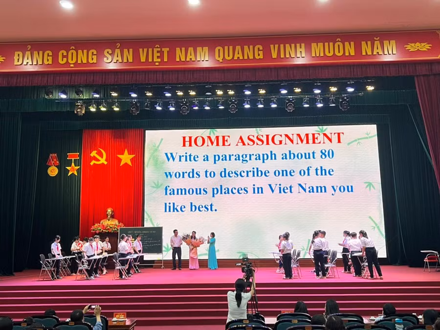 Cô Trần Thị Thanh Phương cùng học sinh lớp 6, Trường THCS An Dương hoàn thành tiết "daỵ tốt- học tốt".