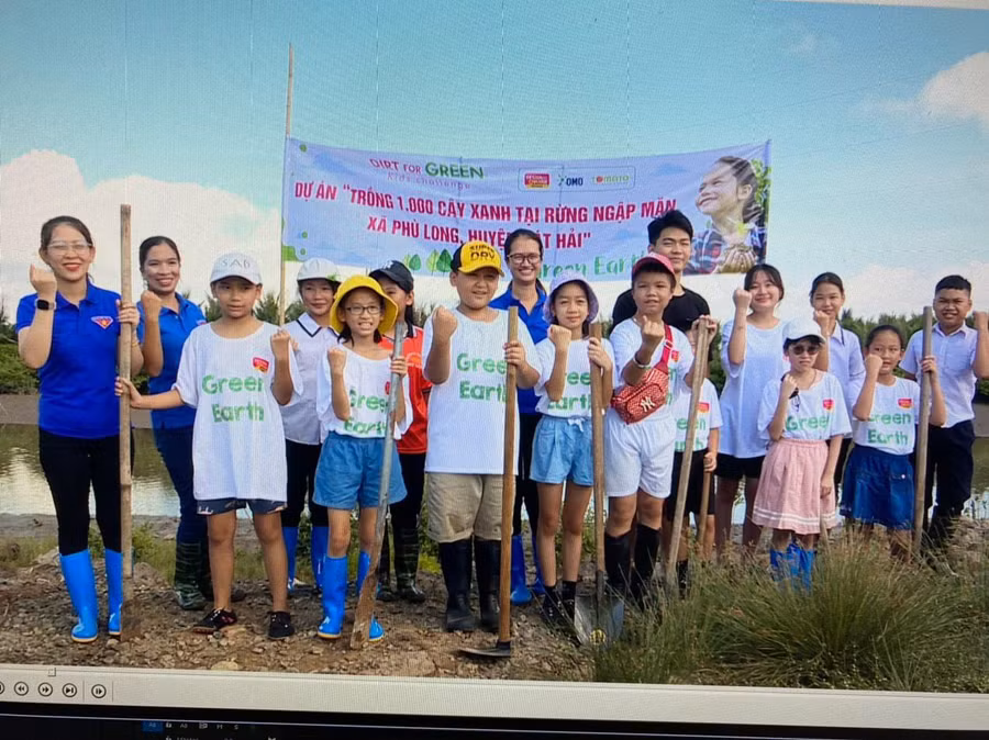 Nhóm học sinh Trường Tiểu học Đinh Tiên Hoàng (quận Hồng Bàng, TP Hải Phòng) với dự án trồng 1.000 cây xanh một xã đảo của huyện Cát Hải. Nhóm học sinh Trường Tiểu học Đinh Tiên Hoàng (quận Hồng Bàng, TP Hải Phòng) với dự án trồng 1.000 cây xanh một xã đảo của huyện Cát Hải.