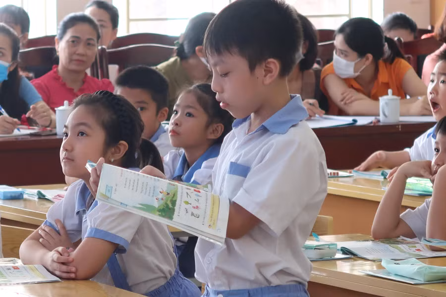 Học sinh đọc văn bản to, rõ ràng, nhấn giọng, diễn cảm. Học sinh đọc văn bản to, rõ ràng, nhấn giọng, diễn cảm.