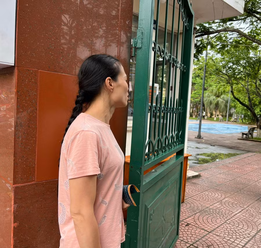 Cô Hà ngóng vào cổng trường thi khi hiệu lệnh trống hết giờ làm bài vang lên.