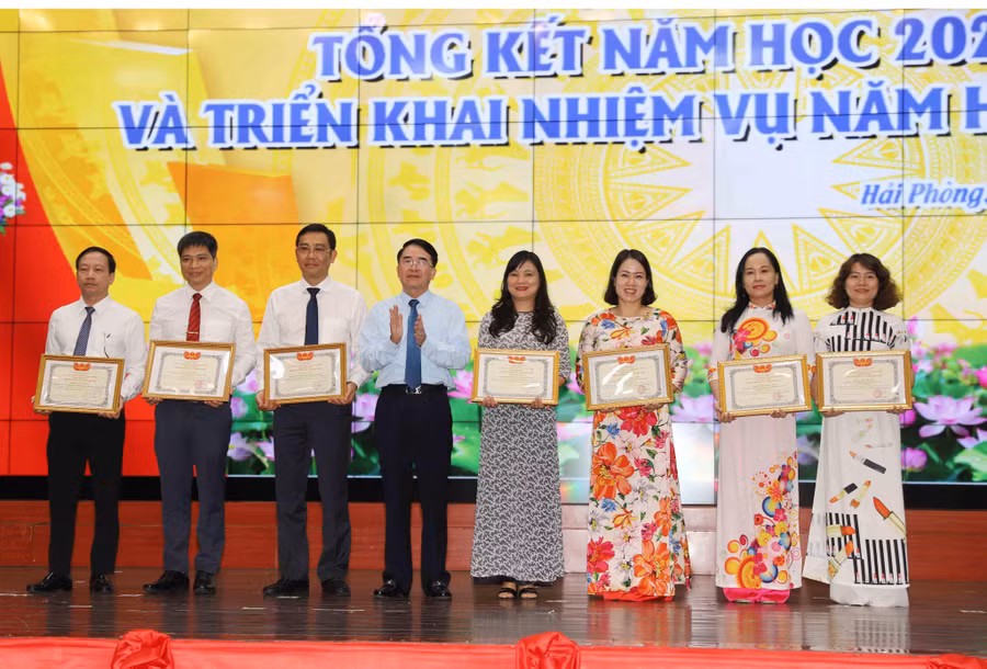 Ông Lê Khắc Nam- Phó Chủ tịch UBND TP tặng khen các nhà giáo đạt danh hiệu Chiến sĩ thi đua cấp thành phố.