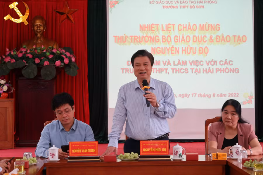 Cũng trong sáng 17/8, Thứ trưởng Nguyễn Hữu Độ và Vụ trưởng Vụ Giáo dục Trung học Nguyễn Xuân Thành có buổi làm việc với đại diện lãnh đạo một số trường THCS, THPT trên địa bàn TP Hải Phòng để lắng nghe những thuận lợi, khó khăn của các nhà trường khi thực hiện Chương trình GDPT 2018. Cũng trong sáng 17/8, Thứ trưởng Nguyễn Hữu Độ và Vụ trưởng Vụ Giáo dục Trung học Nguyễn Xuân Thành có buổi làm việc với đại diện lãnh đạo một số trường THCS, THPT trên địa bàn TP Hải Phòng để lắng nghe những thuận lợi, khó khăn của các nhà trường khi thực hiện Chương trình GDPT 2018.