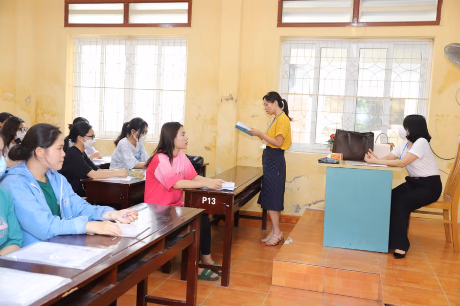 Cán bộ coi thi kiểm tra lí lịch thí sinh.