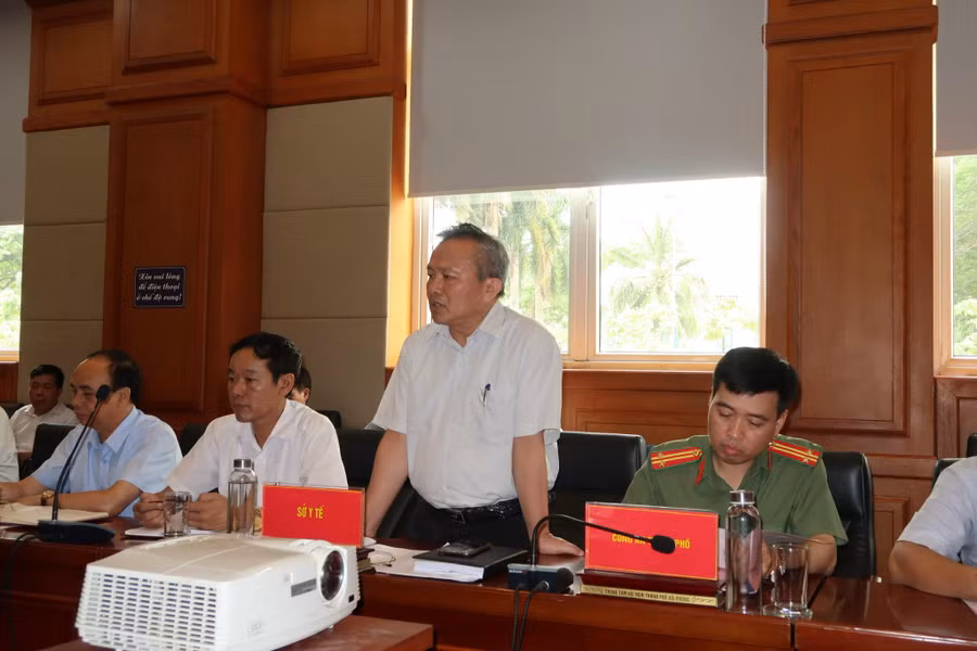 Đại diện lãnh đạo Sở Y tế Hải Phòng báo cáo công tác phối hợp trong Kỳ thi.