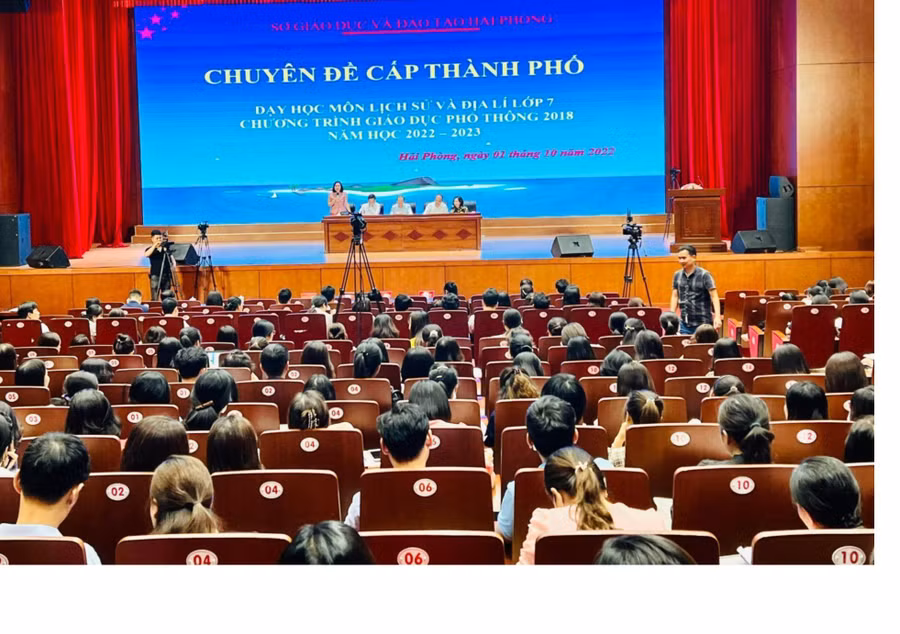 Quang cảnh buổi chuyên đề.