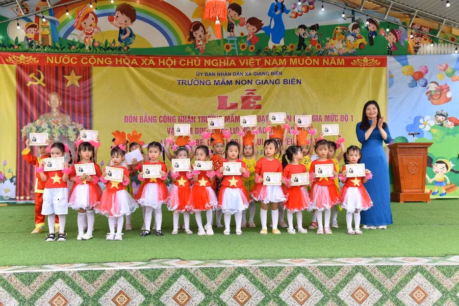 Cô trò Trường Mầm non Giang Biên, huyện Vĩnh Bảo.