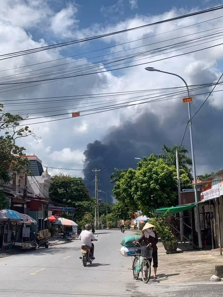 Cả một khoảng trời khói đen bao phủ.