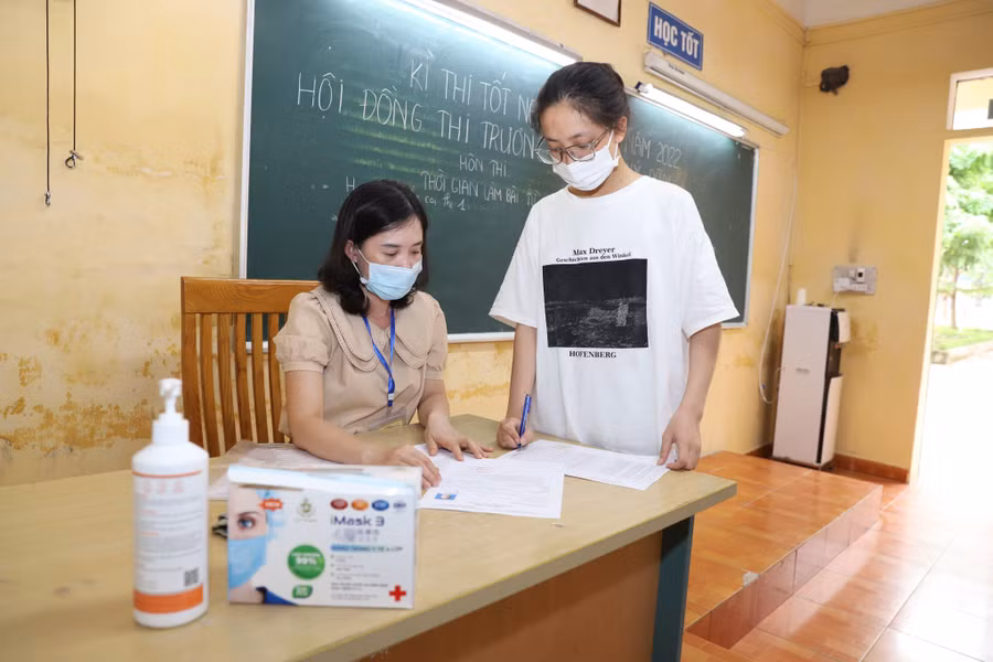 Thí sinh làm thủ tục thi trong thời tiết mát mẻ. Thí sinh làm thủ tục thi trong thời tiết mát mẻ.