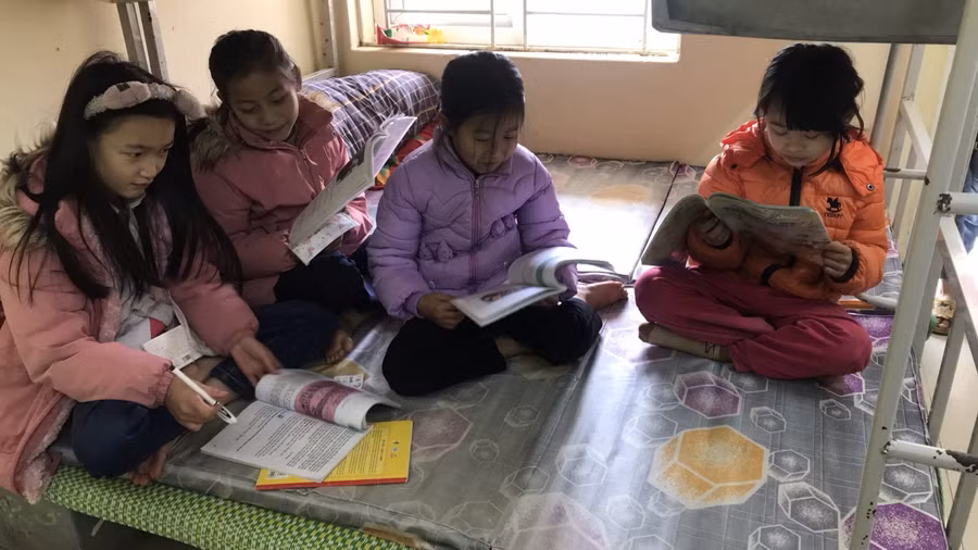 Học sinh Trường Tiểu học-THCS Đồng Sơn đã được bố mẹ đưa đến trường nội trú từ chiều 20/2.