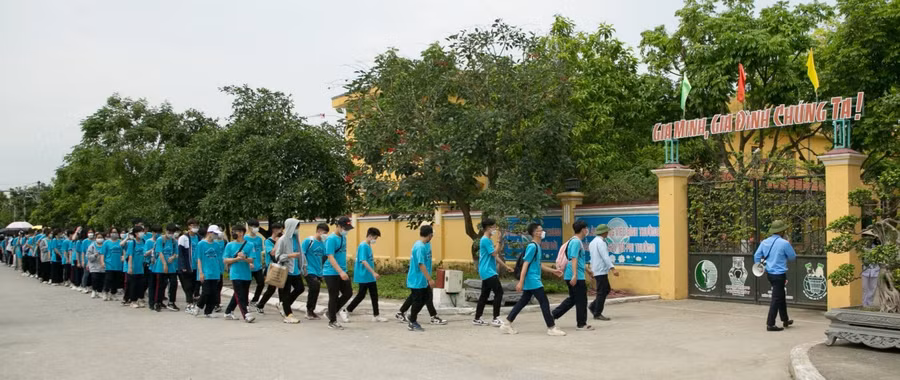 Học sinh Trường THPT Trần Nguyên Hãn được đến thăm các học viên trong Trung tâm.