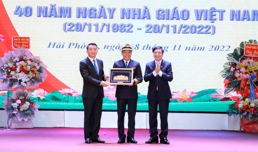 Tổng Thư ký Quốc hội, Chủ nhiệm Văn phòng Quốc hội Bùi Văn Cường trao tặng tập thể thầy, cô giáo Trường đại học Hàng hải Việt Nam bức tranh Tòa nhà Quốc hội Việt Nam.