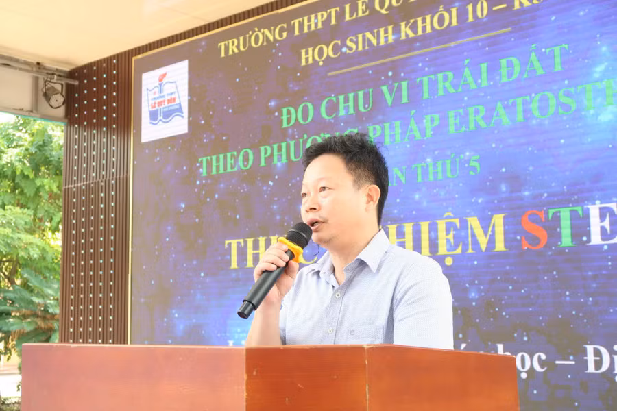 Thầy giáo Trần Mạnh Cường- Phó Hiệu trưởng Trường THPT Lê Quý Đôn chia sẻ với học sinh lớp 10 trước giờ thực nghiệm. Thầy giáo Trần Mạnh Cường- Phó Hiệu trưởng Trường THPT Lê Quý Đôn chia sẻ với học sinh lớp 10 trước giờ thực nghiệm.