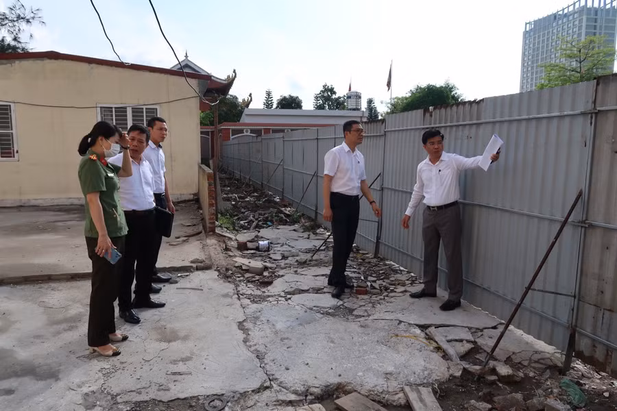 Khu vực tường bao làm bằng tôn của Trường THPT Lê Chân.