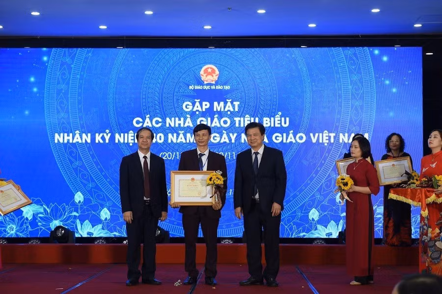 Thầy Thuận vinh dự nhận Bằng khen của Bộ GD&ĐT. Thầy Thuận vinh dự nhận Bằng khen của Bộ GD&ĐT.
