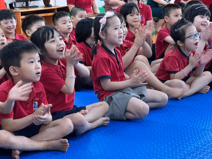 Ánh mắt vui tươi, hào hứng của trẻ khi cùng cô học tập và vui chơi