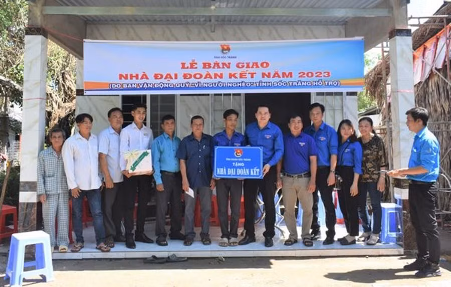 Tỉnh đoàn Sóc Trăng bàn giao nhà Đại đoàn kết cho hộ gia đình khó khăn huyện Trần Đề. Ảnh: Y. Thi.