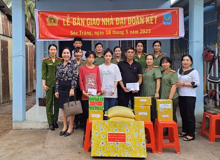 Công an tỉnh Sóc Trăng bàn giao nhà Đại đoàn kết cho gia đình hoàn cảnh khó khăn. (Ảnh: A. Tuấn)