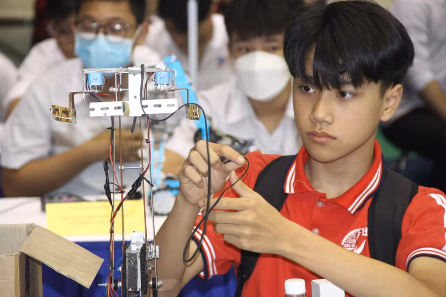 Học sinh Trường THCS Trung Đô (TP Vinh, Nghệ An) tham gia Cuộc thi sáng tạo Robot năm 2023 do Trường ĐH Sư phạm Hà Nội tổ chức. Ảnh: Sỹ Điền