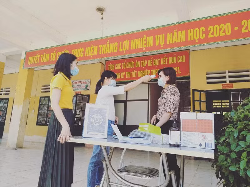 GV cũng phải đo thân nhiệt và khai báo y tế trước khi vào lớp tại Trường PTDTNT THCS &amp; THPT huyện Si Mai Cai (Lào Cai). Ảnh: NTCC
