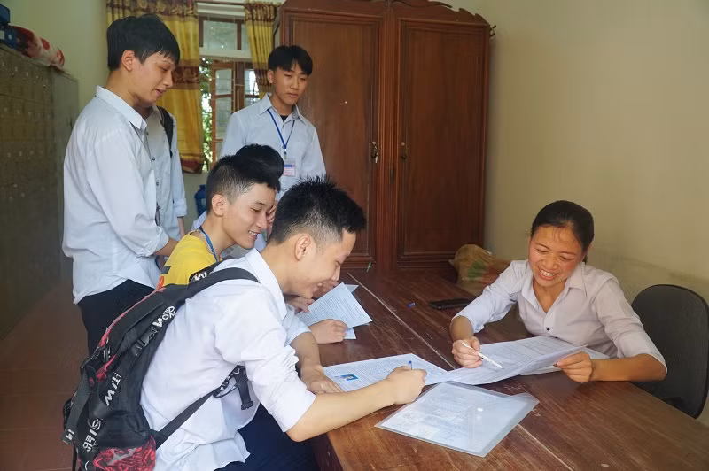 Học sinh Trường THPT Anh Sơn 1 nộp phiếu đăng ký thi Tốt nghiệp THPT 2021.