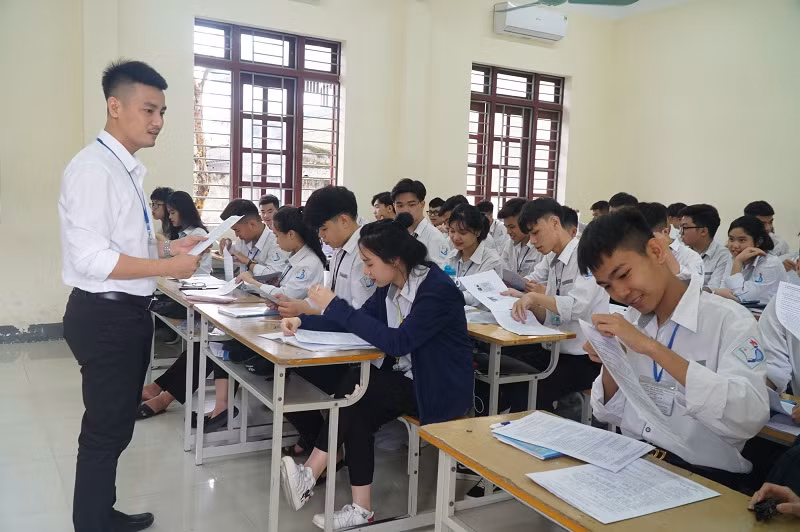 Giáo viên Trường THPT Lê Viết Thuật (TP Vinh, Nghệ An) hướng dẫn học sinh điền đúng thông tin vào hồ sơ ĐKDT