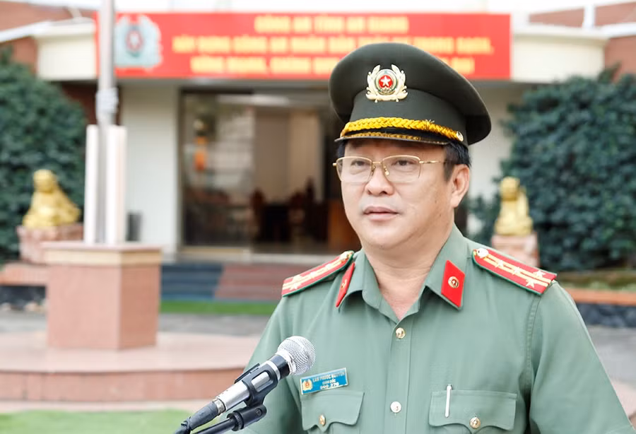 Đại tá Lâm Phước Nguyên - Giám đốc Công an tỉnh phát biểu chỉ đạo tại lễ chào cờ. (Ảnh: Tiến Tầm) Đại tá Lâm Phước Nguyên - Giám đốc Công an tỉnh phát biểu chỉ đạo tại lễ chào cờ. (Ảnh: Tiến Tầm)