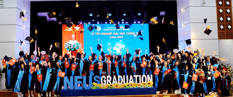 Sinh viên Trường ĐH Kinh tế Quốc dân trong ngày tốt nghiệp. Ảnh: Phòng Truyền thông nhà trường Sinh viên Trường ĐH Kinh tế Quốc dân trong ngày tốt nghiệp. Ảnh: Phòng Truyền thông nhà trường