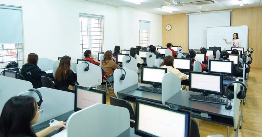 Sinh viên Trường ĐH Hà Nội trong giờ học cùng giảng viên người nước ngoài. Ảnh: TG