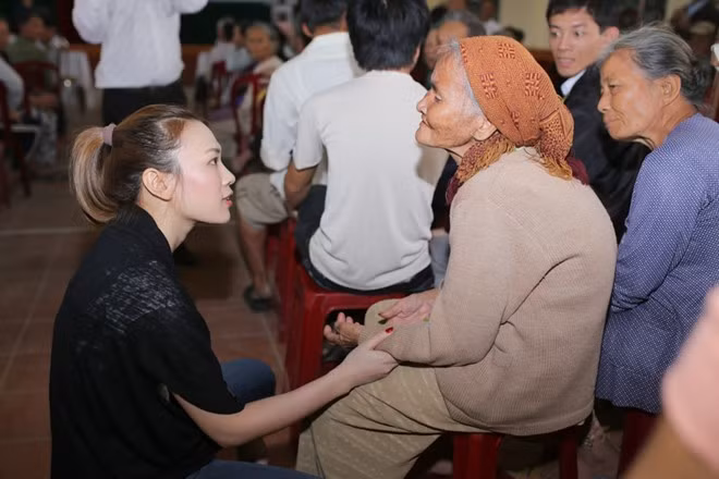 Mỹ Tâm không quên hỏi thăm sức khỏe của bà con nghèo và hát tặng ca khúc Thương ca Tiếng Việt cho bà con. Cô chia sẻ đây là ca khúc mà cô chọn để hát trong các chuyến từ thiện gần đây vì ý nghĩa cũng như ca từ rất tình cảm, sâu sắc. x