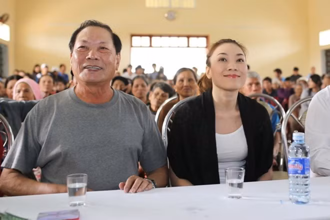 Đồng hành cùng cô trong trong chuyến đi này còn có ba, mẹ và gia đình của Mỹ Tâm. Chia sẻ về cái Tết năm nay, nữ ca sĩ cho biết cô sẽ dành hết thời gian cho gia đình chứ không đi diễn. Đặc biệt, cô sẽ tự tay nấu bánh tét và làm mứt để tặng cho bạn bè, họ hàng thân thiết. x