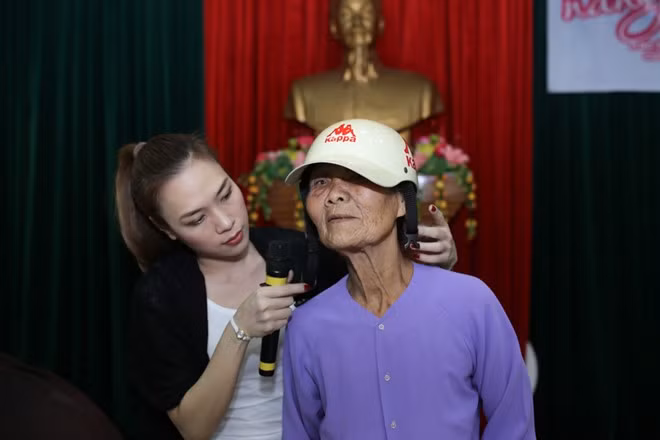 Trước đó, Mỹ Tâm cũng có buổi trao quà cho các hộ gia đình có hoàn cảnh khó khăn tại quê nội ở huyện Điện Bàn, Quảng Nam cùng một vài nơi trong địa bàn Đà Nẵng. x