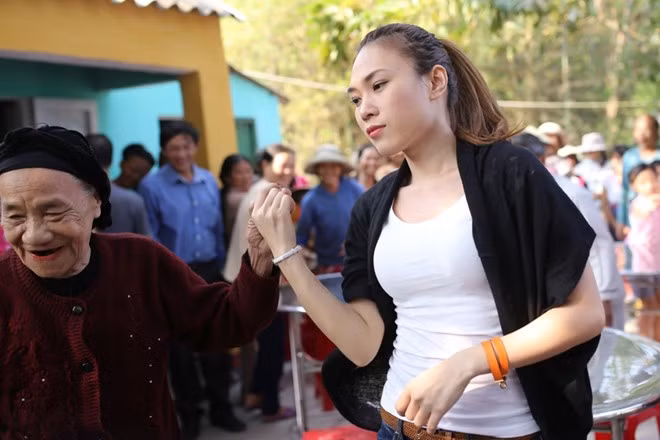 Tấm lòng nhiệt tình của nữ ca sĩ Vì em quá yêu anh cũng như sự "chịu chơi" của hai cụ già đã mang đến những phút giây thoải mái, những nụ cười sảng khoái cho tất cả mọi người. x