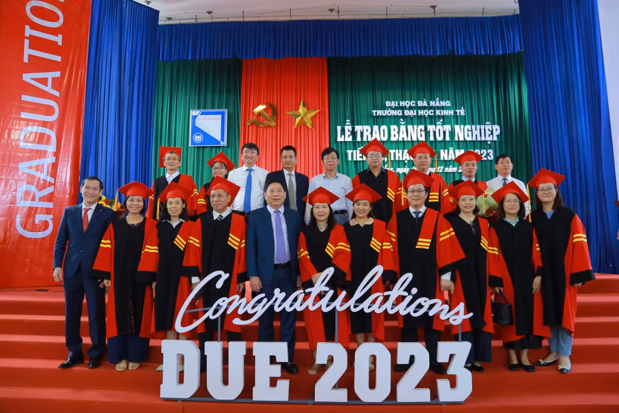 Các tân tiến sĩ chụp ảnh lưu niệm cùng thầy cô giáo tại Lễ trao bằng tốt nghiệp. 