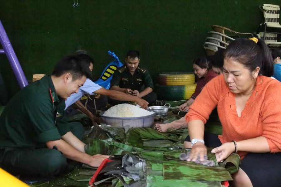 Người dân Kon Tum say sưa gói bánh hỗ trợ đồng bào vùng lũ lụt miền Trung.