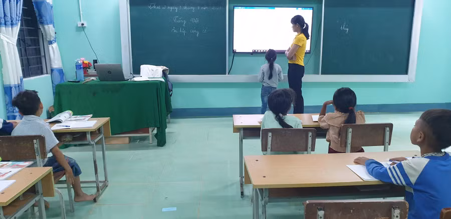 Lớp học hè miễn phí của Trường Phổ thông dân tộc bán trú Tiểu học – THCS Trà Nam do các giáo viên hợp đồng đứng lớp. Nhà trường trả lương cho số giáo viên hợp đồng trong thời gian nghỉ hè để "giữ chân" người lao động.
