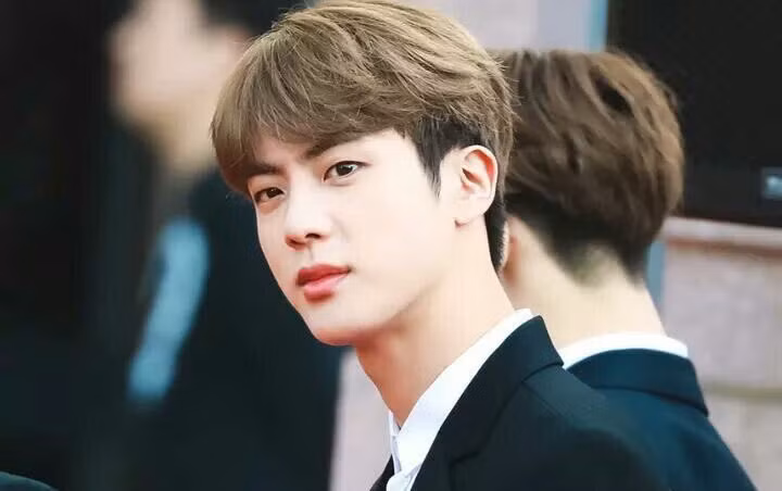 10. Jin (BTS): Jin đã có 112,3k phiếu bầu trong cuộc bình chọn, chiếm 2,94% tổng số phiếu bầu!
