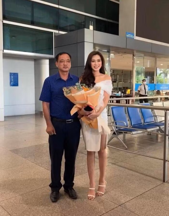 Sau khi xuất sắc lọt vào top 13 Miss World, sáng nay Hoa hậu Đỗ Thị Hà đã chính thức trở về Việt Nam đoàn tụ với gia đình và gặp gỡ người hâm mộ.